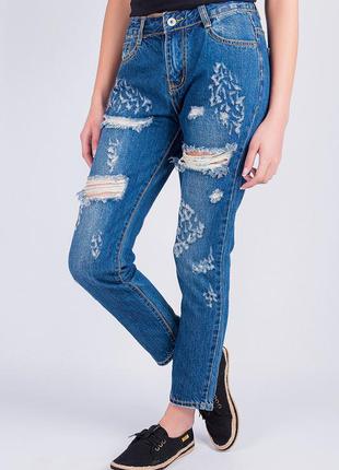 Модные рваные джинсы-бойфренды.1 фото