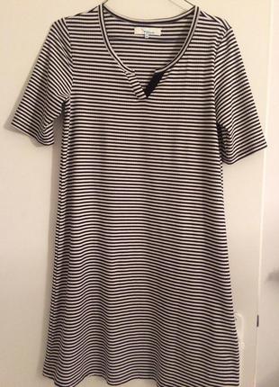 Плаття в смужку вдалого вигідного крою