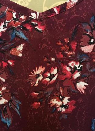 Очень красивая и стильная брендовая блузка-маечка в цветах.4 фото