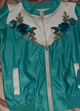Летняя куртка ветровка с нашивками спортивная2 фото