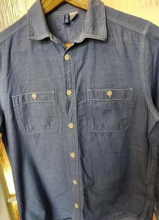 Голубая рубашка из коттона.