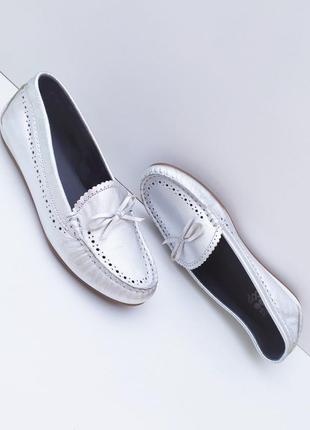 Кожаны серебристые мокасины