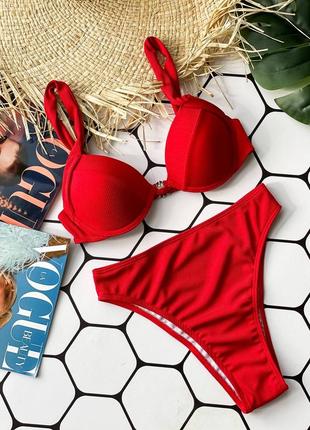 Червоний купальник