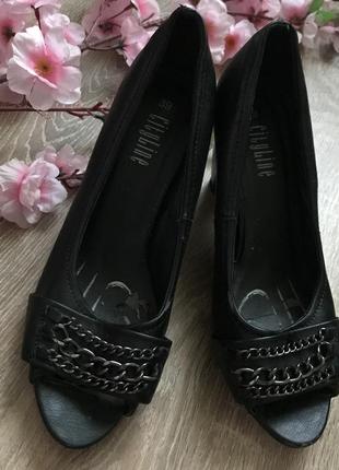 Женские туфли чёрного цвета