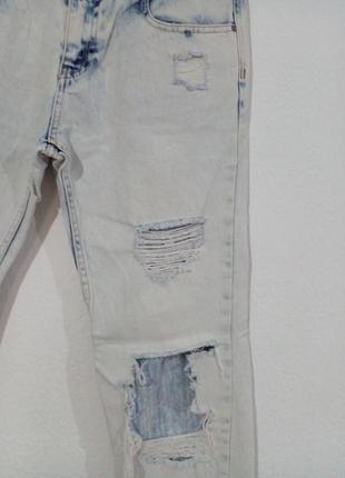 Светлые дырявые джинсы3 фото