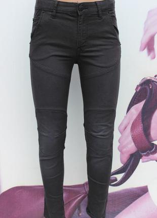Черные джинсы с потертостями1 фото