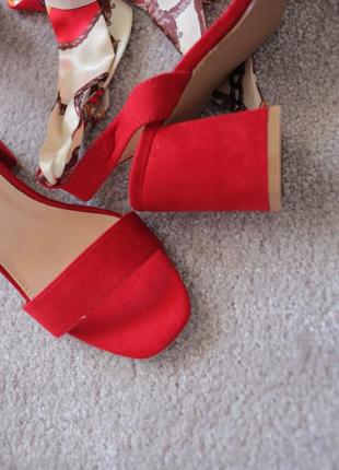 Женские босоножки на каблуке красные замшевые 36-41 размер2 фото
