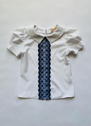 Белая детская школьная блуза с кружевом и бусинами для девочки1 фото