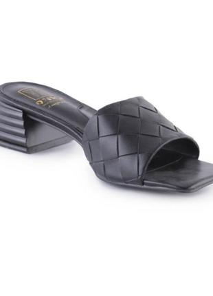 Стильные черные шлепанцы шлепки сабо мюли на широком устойчивом каблуке шлёпанцы3 фото