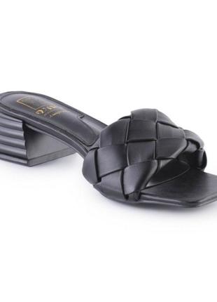 Стильные черные шлепанцы шлепки сабо мюли на широком устойчивом каблуке плетеные4 фото