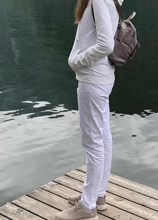 Белые чинос в идеале на высокую девушку tall