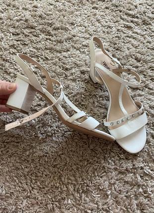 Босоножки белые свадебные 39 р