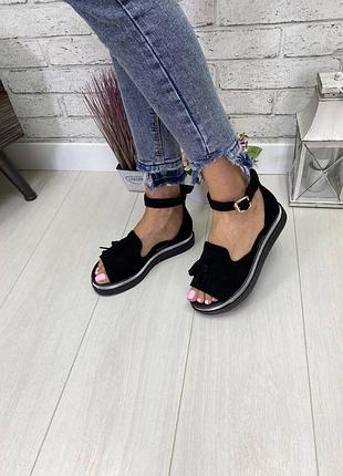 Босоніжки на танкетці натуральна замша