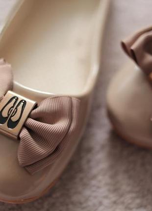 Жіночі балетки білі лакові нюд з бантиком класика