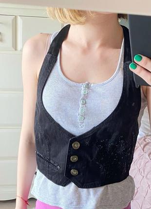 Жилет с атласной завязкой