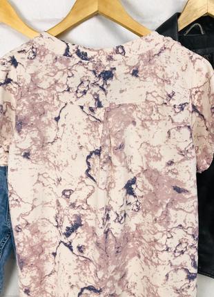 Блуза с коротким рукавом в принт «мрамор»9 фото