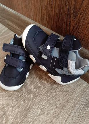 Кросівки, хайтопы, черевички для перших кроків