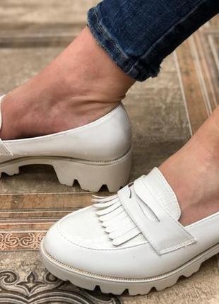 Білі модні туфлі лофери