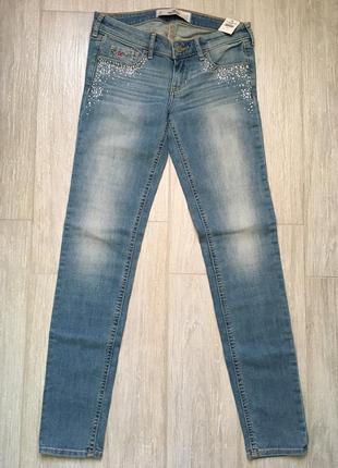 Новые джинсы скинни со стразами фирмы hollister размер 3