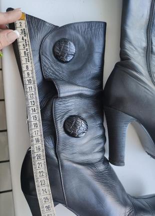 Черные кожаные сапоги демисезонные на каблуках4 фото