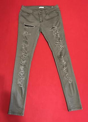 Трендового кольору рванки