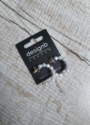 Сережки design b london hoop earrings in pearl
