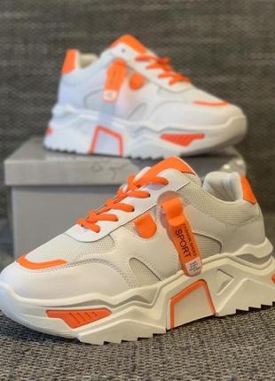Жіночі кросівки білі з помаранчевим.3 фото