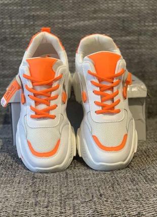 Жіночі кросівки білі з помаранчевим.1 фото