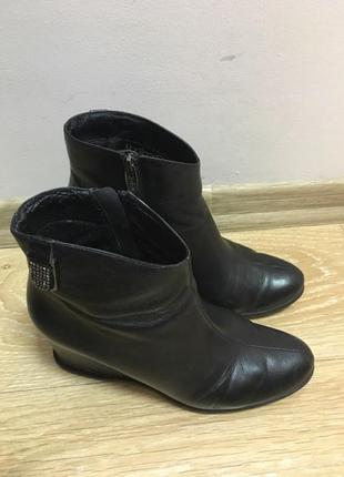 Ботинки демисезонные на танкетке