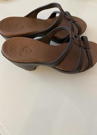 Новые сандали на каблуках crocs 383 фото