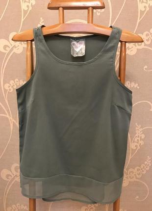 Очень красивая и стильная брендовая блузка оливкового цвета.