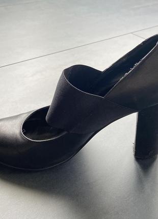 Закрытые чёрные туфли на устойчивом каблуке, 37 размер9 фото