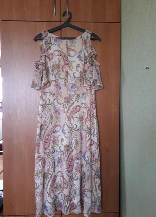 Красиве плаття персикового кольору