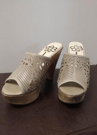 Босоножки-стукалки на платформе
