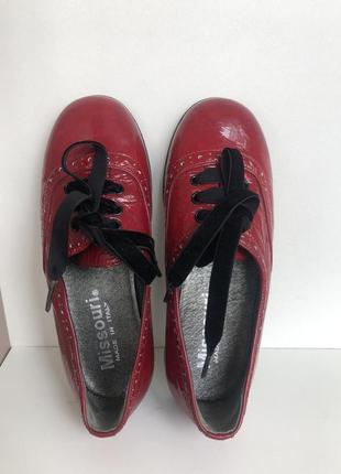 Лаковые красные туфли для девочки4 фото