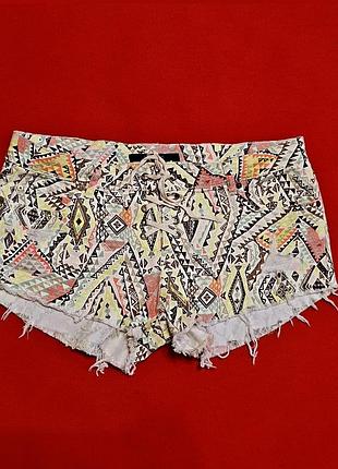 Стильні літні шорти з орнаментом від billabong