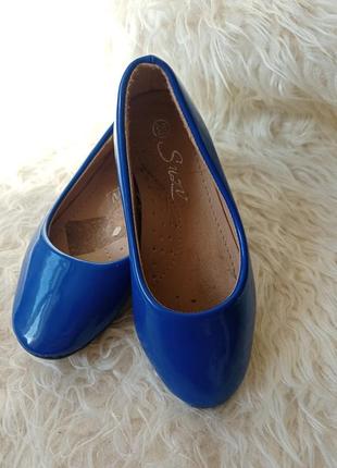 Яскраво сині черевички для модниці