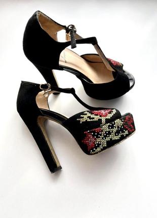 Босоножки с вышивкой