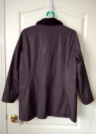 Утепленное пальто с меховым воротником цвета баклажан3 фото