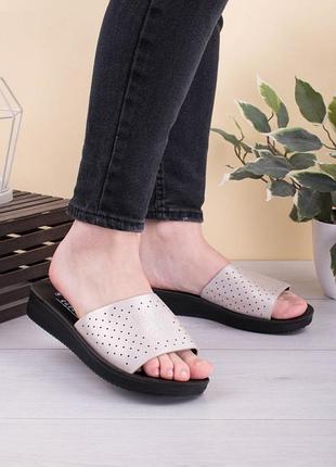 Стильные бежевые шлепанцы шлепки низкий ход с перфорацией