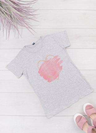 Стильная серая футболка с рисунком принтом сердцем