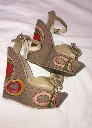 Шикарні босоножки на платформі