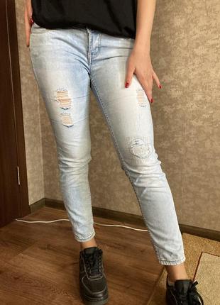 Стильные светлые укорочённые джинсы от kira plastinina