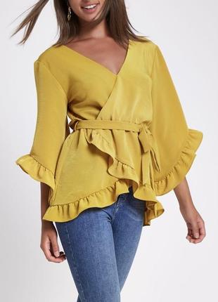 Желтая блуза с запахом и оборкой на талии7 фото