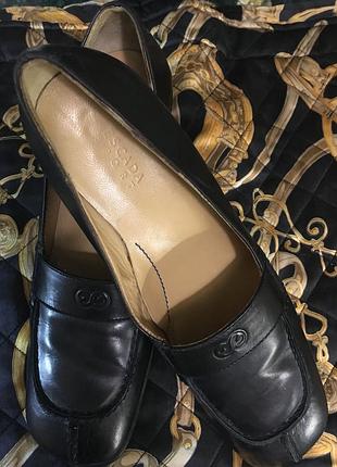 Туфлі шкіряні escada