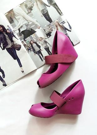 Новые сиреневые туфли на танкетке united nude. обувь может быть максимально удобной!