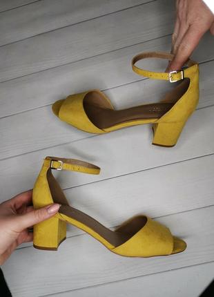 Нові шикарні босоніжки 42размер