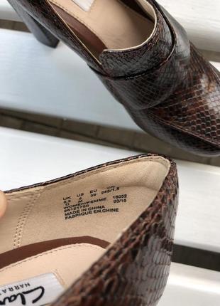 Кожаные,коричневые туфли на высоком каблуке,39 размер  clarks2 фото