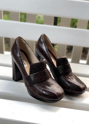 Шкіряні,коричневі туфлі на високому каблуці,39 розмір clarks10 фото