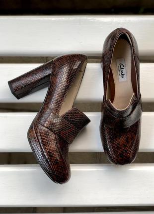 Шкіряні,коричневі туфлі на високому каблуці,39 розмір clarks8 фото